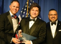 Javier Milei recibiendo premio en Estados Unidos